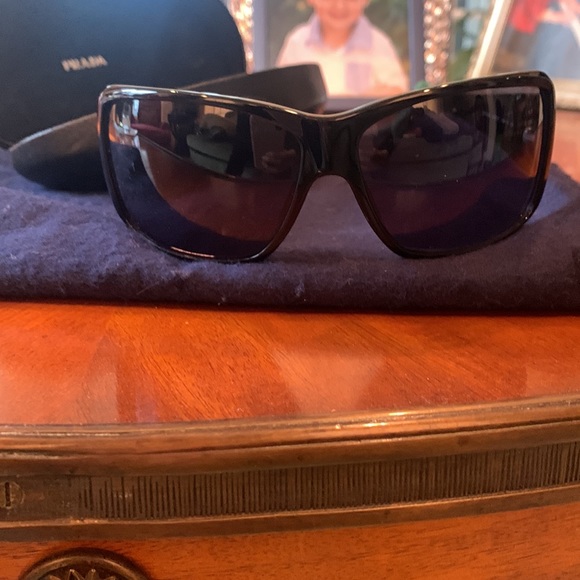 Authentic Prada sunglasses. New - Picture 1 of 6